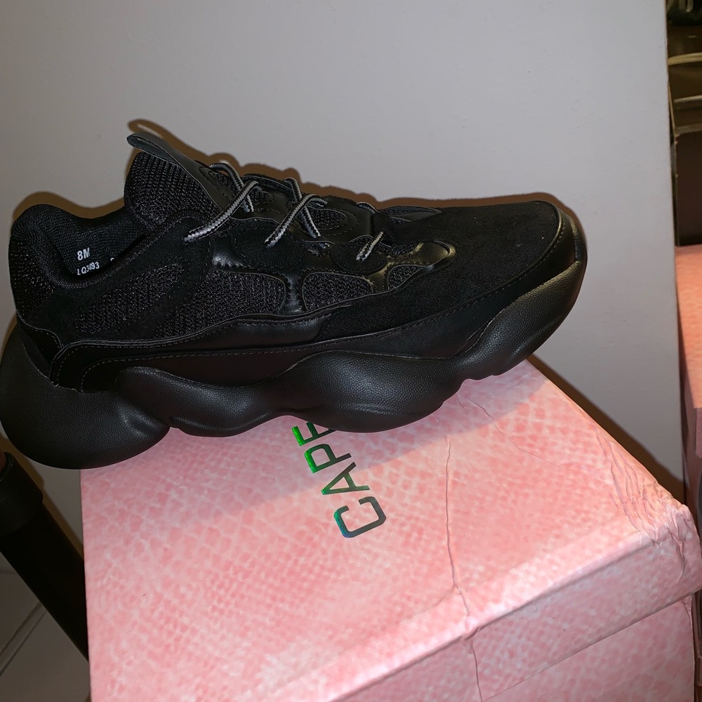 sneaker - Picture 3 of 3